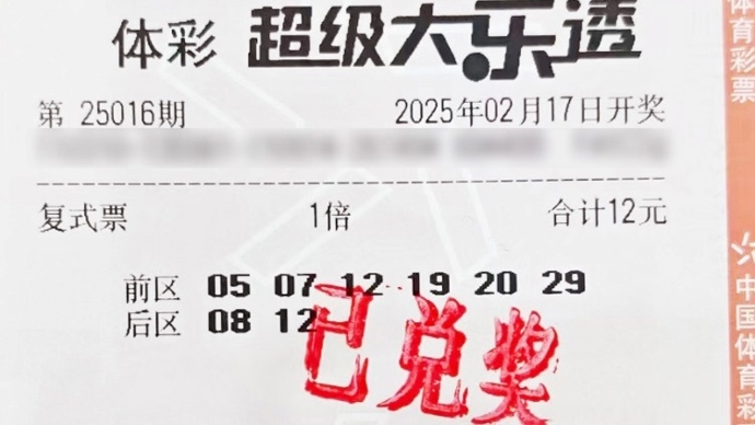 至少有三名