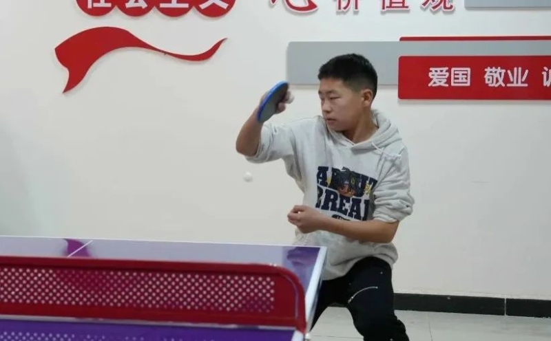 現了超群的